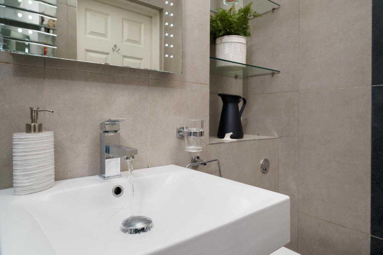 2 Bedr, 3 Beds, 1 Bath Thames, Trafalgar Sq London Luaran gambar